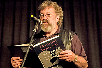 Manfred Hausin liest bei einer „Langen Nacht der Poesie“ aus seinem Buch „Erzpoet & Eulenspiegel“ (Foto: Kalle Korfhage)